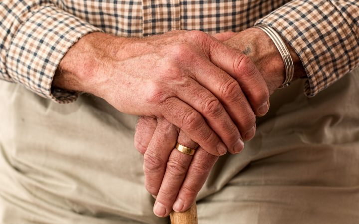 Die Altersmedizin ist stärker an dem Erreichen der funktionellen Unabhängigkeit älterer Menschen als an ihren Diagnosen oder Laborbefunden orientiert. Geistige Leistungsfähigkeit und körperliche Mobilität stellen dabei zwei wichtige Zielbereiche da.