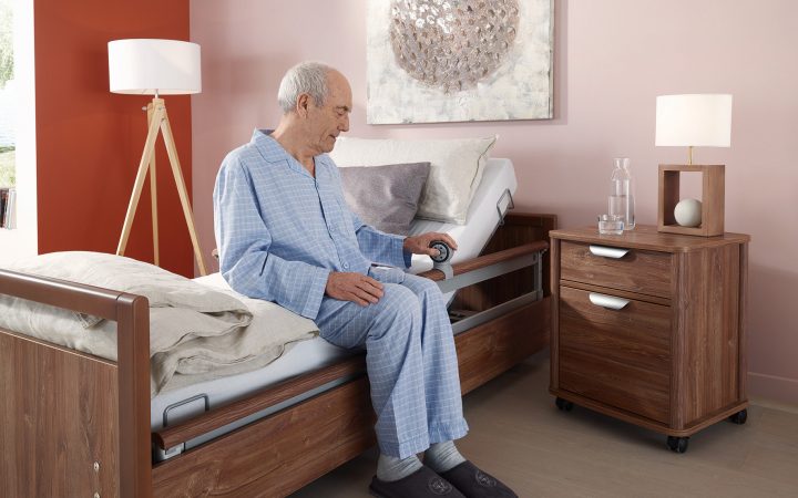 Ganz ohne Kabelgewirr: Pflegebetten mit neuem Bedienkonzept
