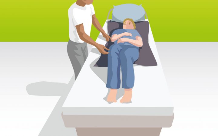 Umlagerung mit Hilfe einer Gleitmatte durch eine Pflegekraft