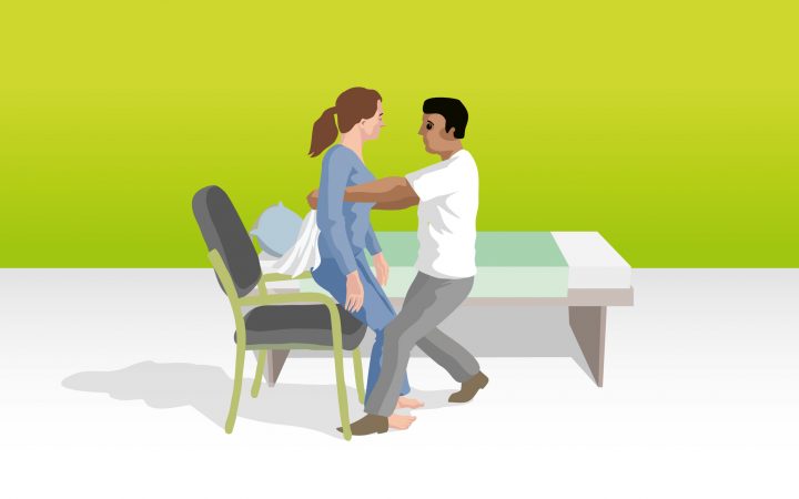 Unterstützung beim Sitzplatzwechsel mit Hilfe eines Handtuchs