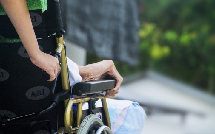 So finden Angehörige die richtige Pflegehilfe