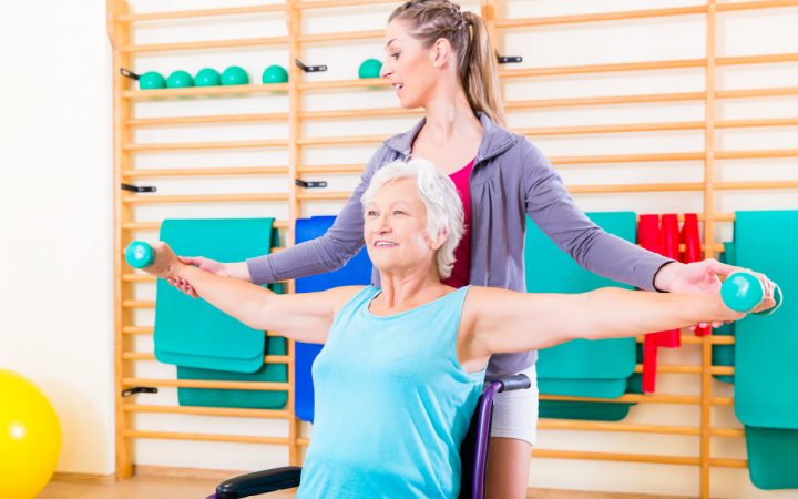 Senioren trainieren mit Sitzgymnastik